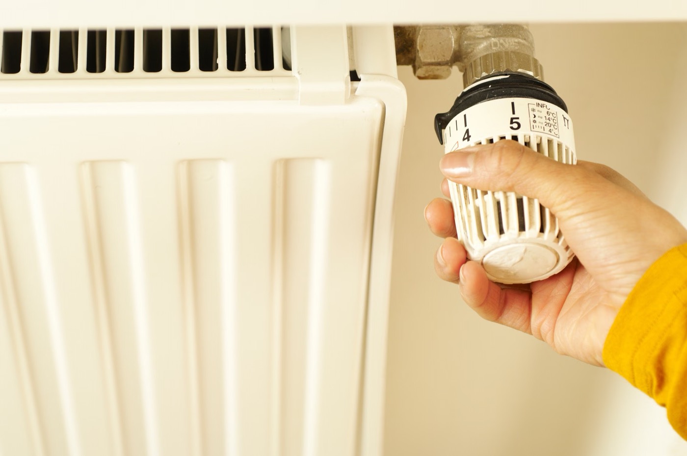 Termostato su un termosifone a pannelli bianco