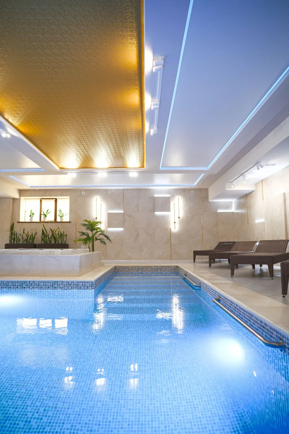 Moderner Innenpool mit ruhiger Lichtgestaltung