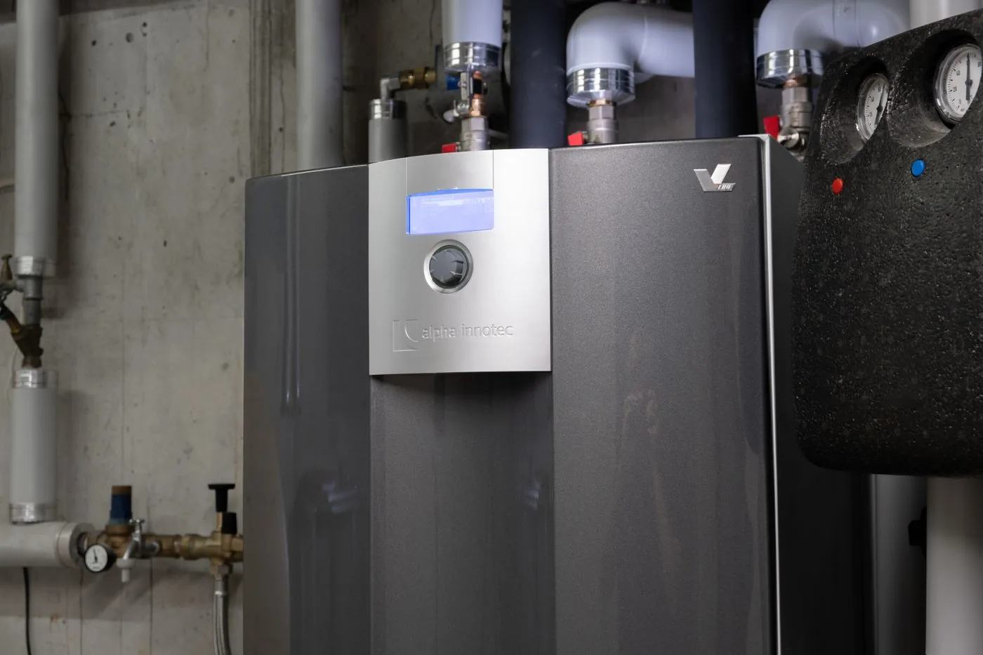 Wärmepumpen-Inneneinheit mit Speicher im Technikraum