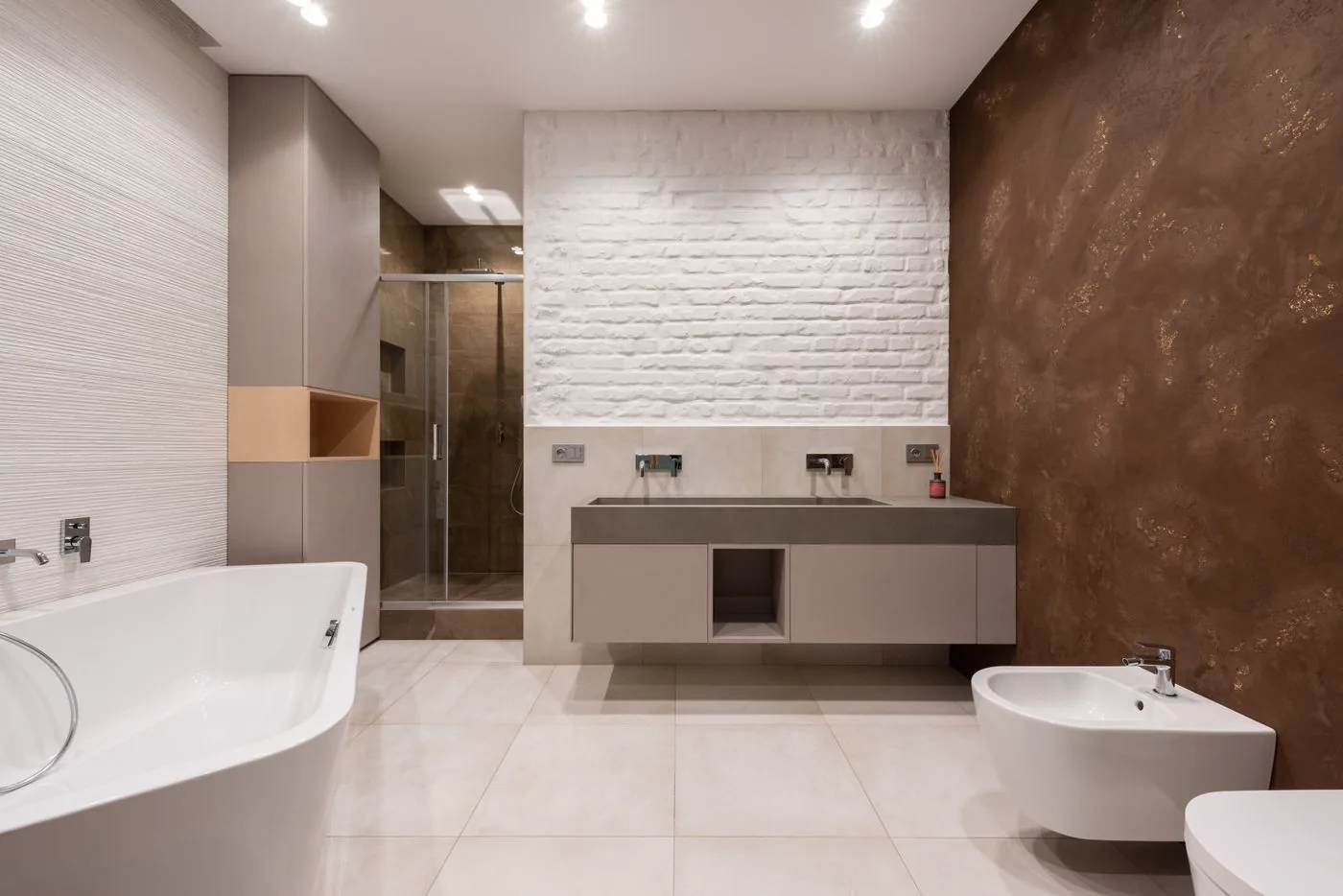 Desain kamar mandi tegas dengan meja wastafel lebar dan nis dinding
