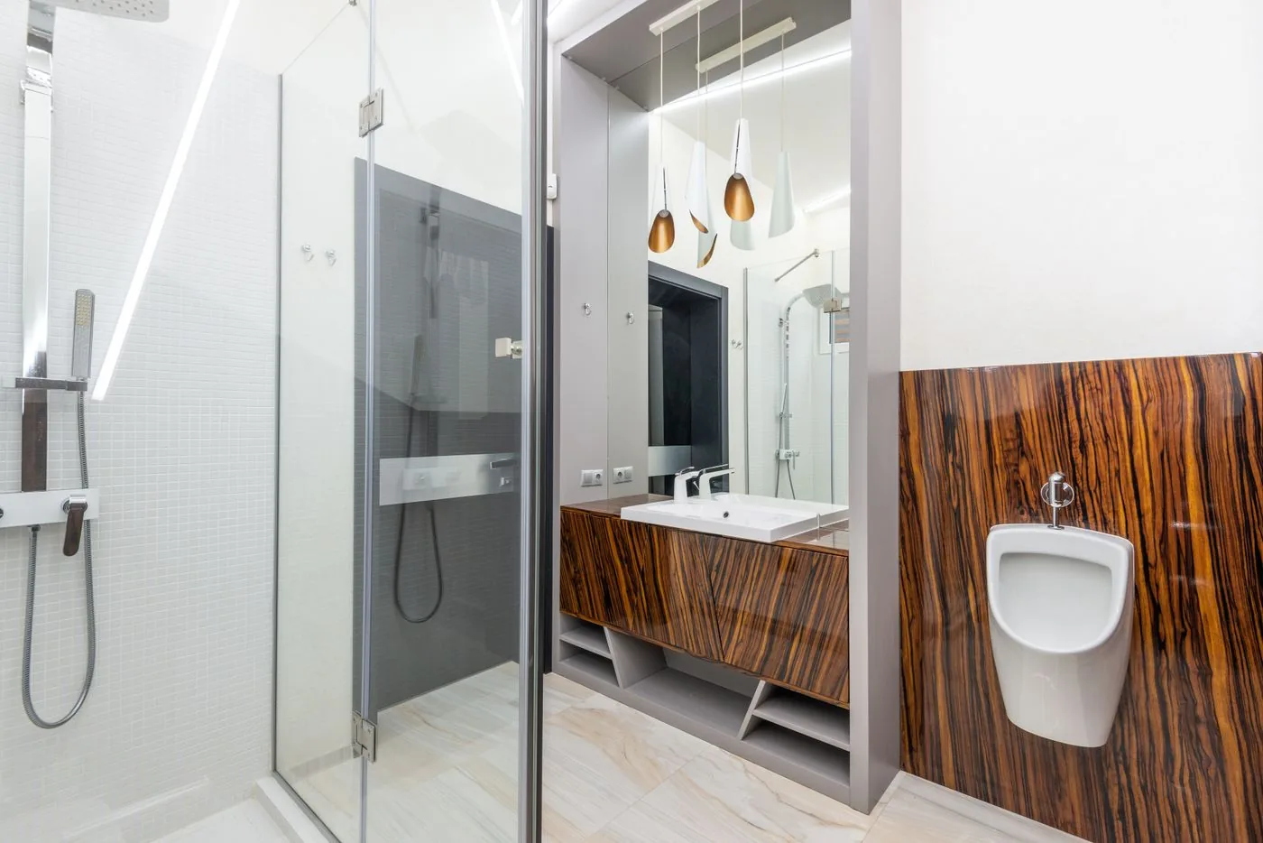 Weiße Sanitärkeramik mit Holzwaschtisch und Glasdusche