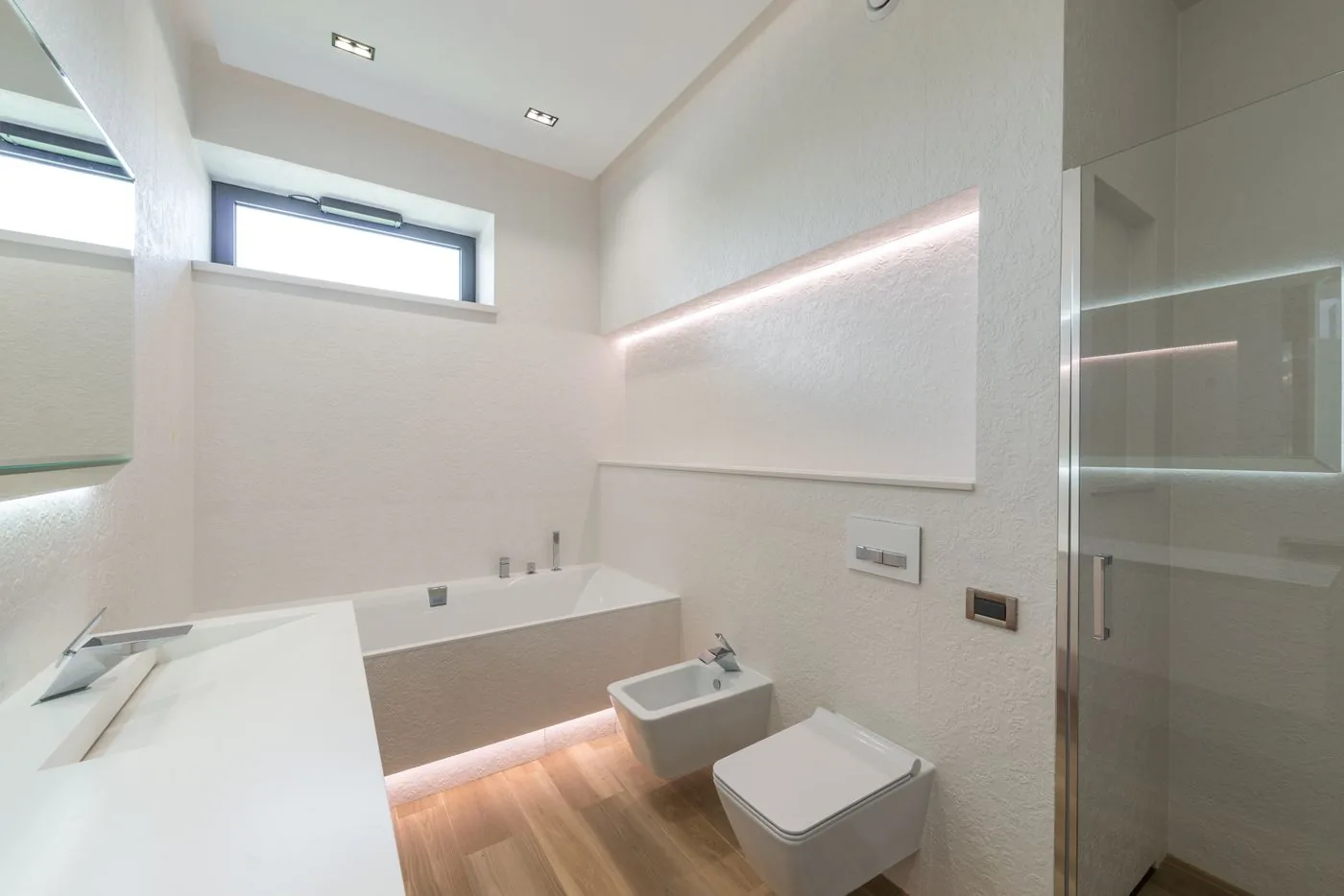 Badewanne unter hoch angeordneten Fenstern