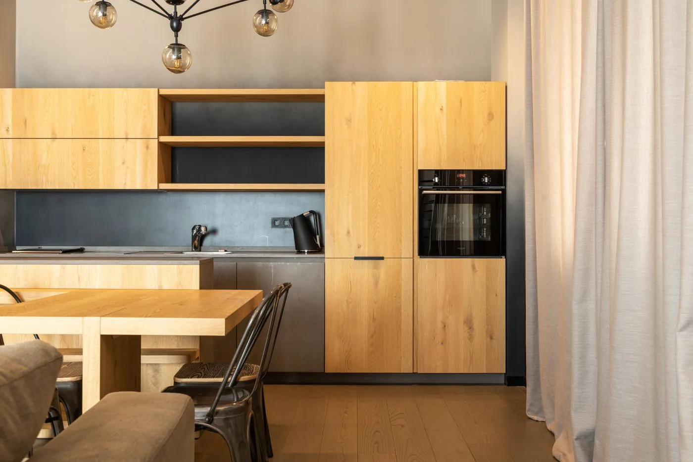 Moderne Küche mit klaren Linien und Holzfronten