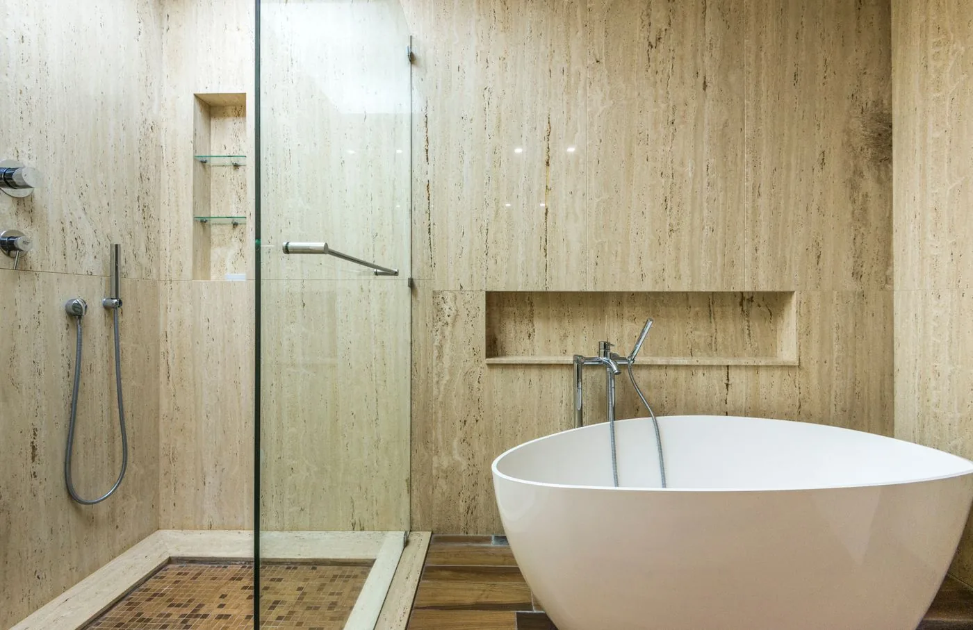 Freistehende Wanne und bodengleiche Dusche in Holzoptik