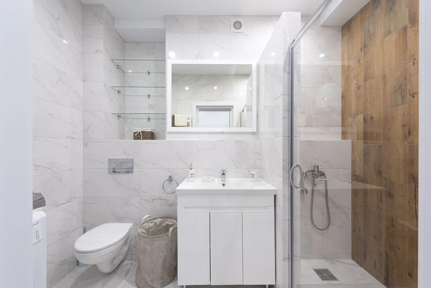 収納一体型の明るい洗面スペース