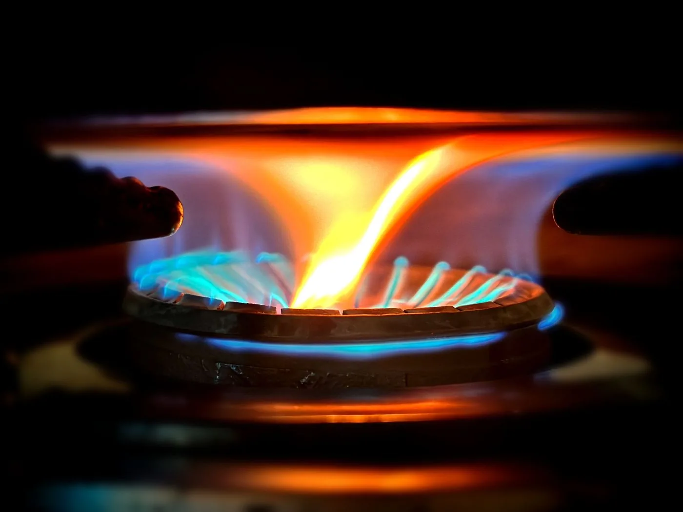 Nyala gas di bawah wadah masak