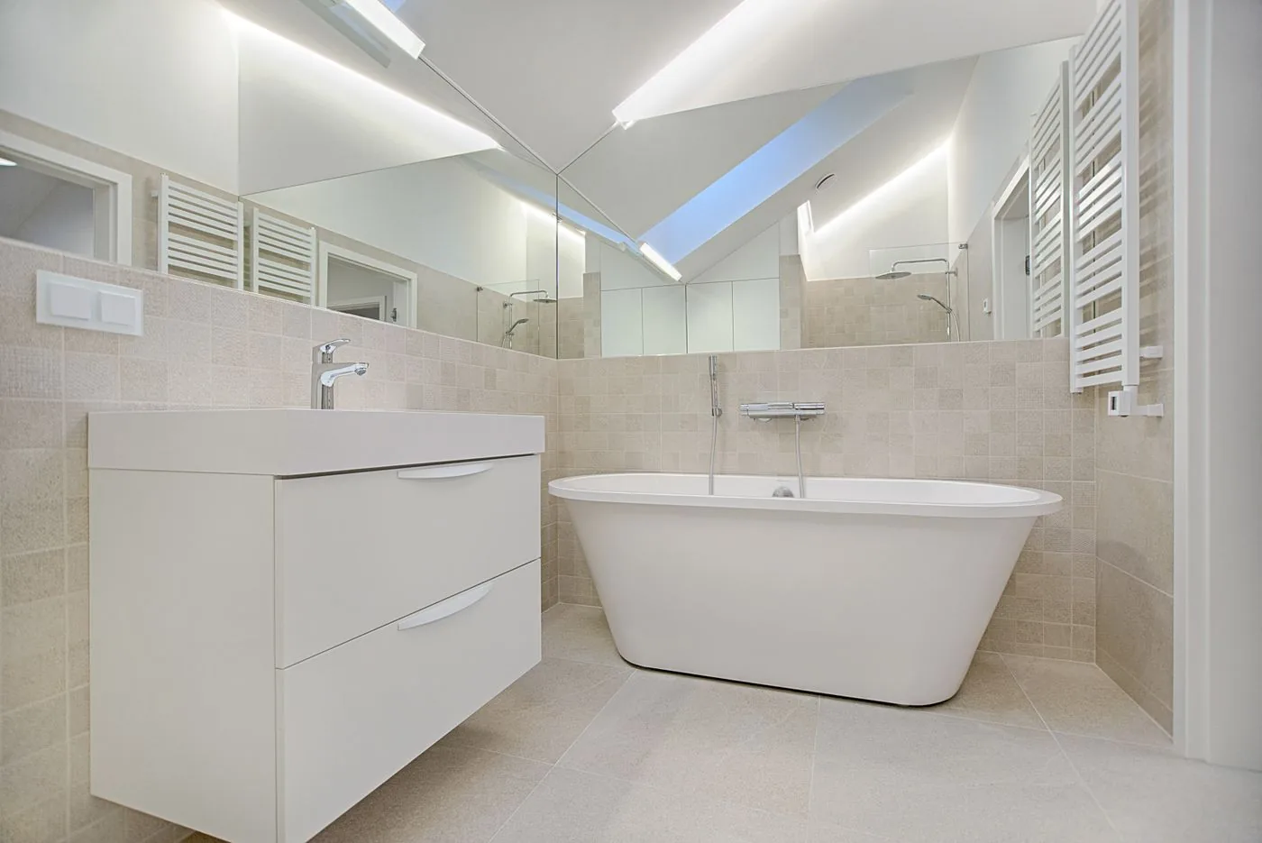 Helles Dachgeschossbad mit freistehender Wanne