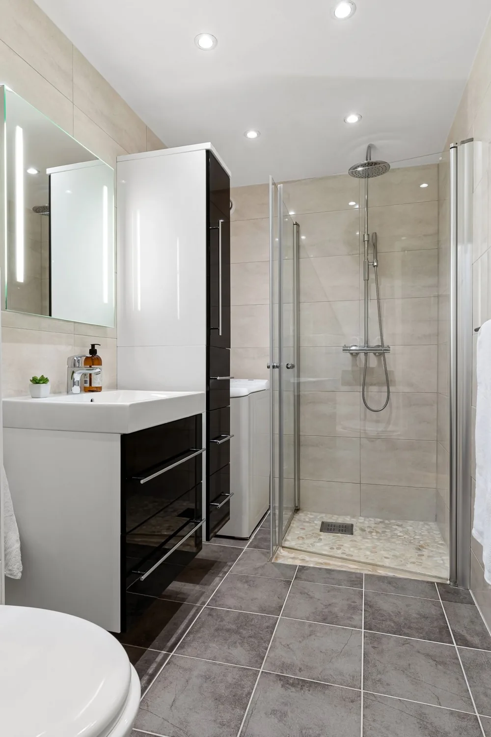 Kleines Badezimmer mit moderner Glasdusche