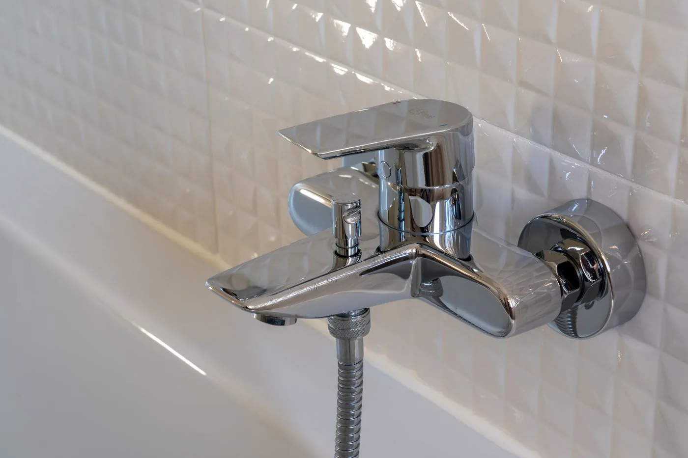 Einhebelmischer für Badewanne und Handbrause