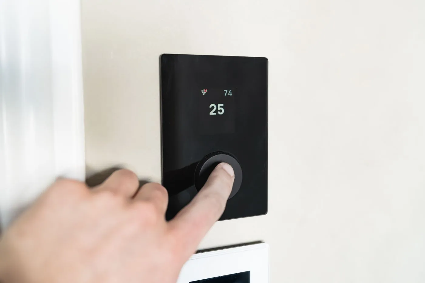 Temperatur am digitalen Raumregler einstellen
