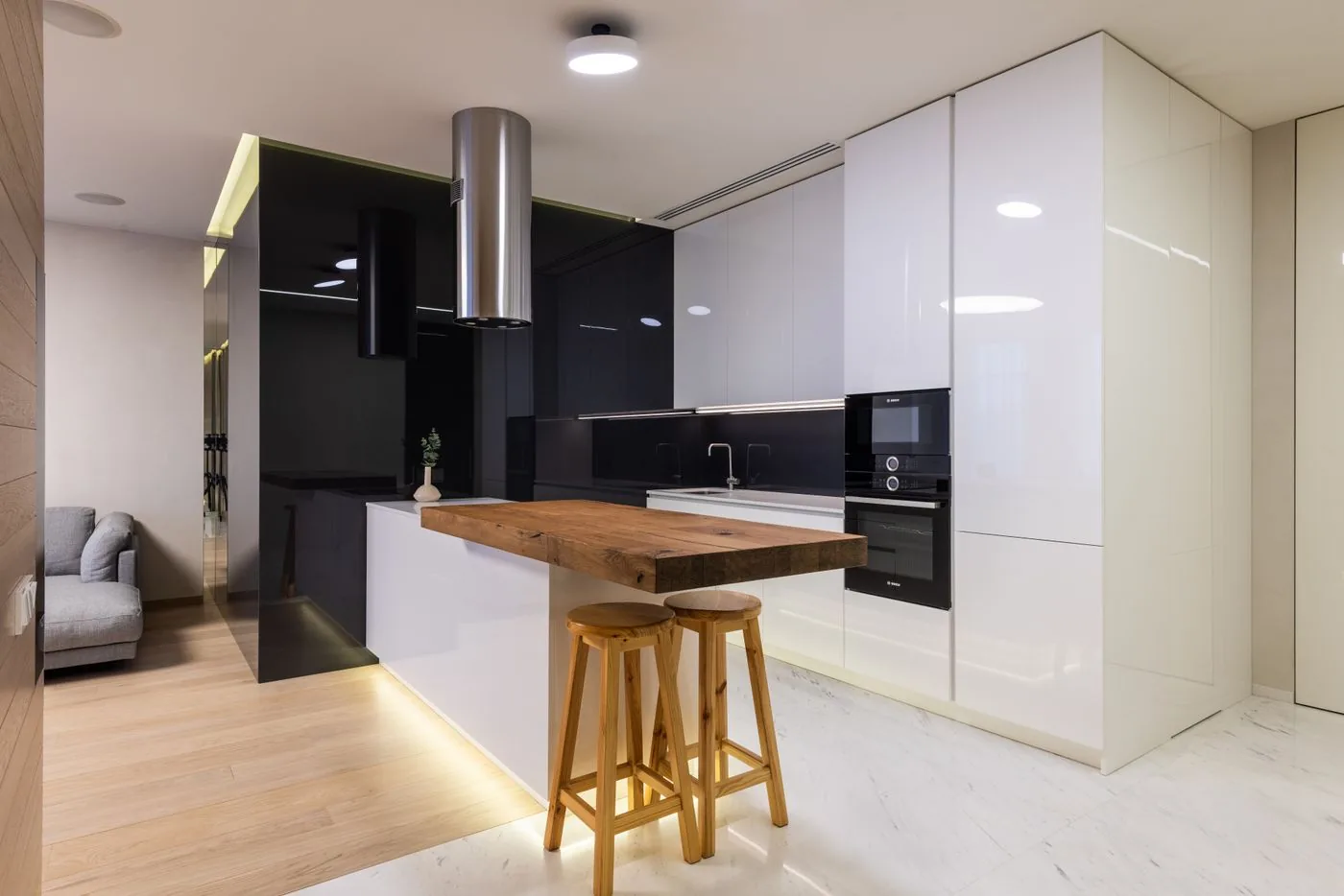 Pulau dapur modern dengan tudung pengisap udara