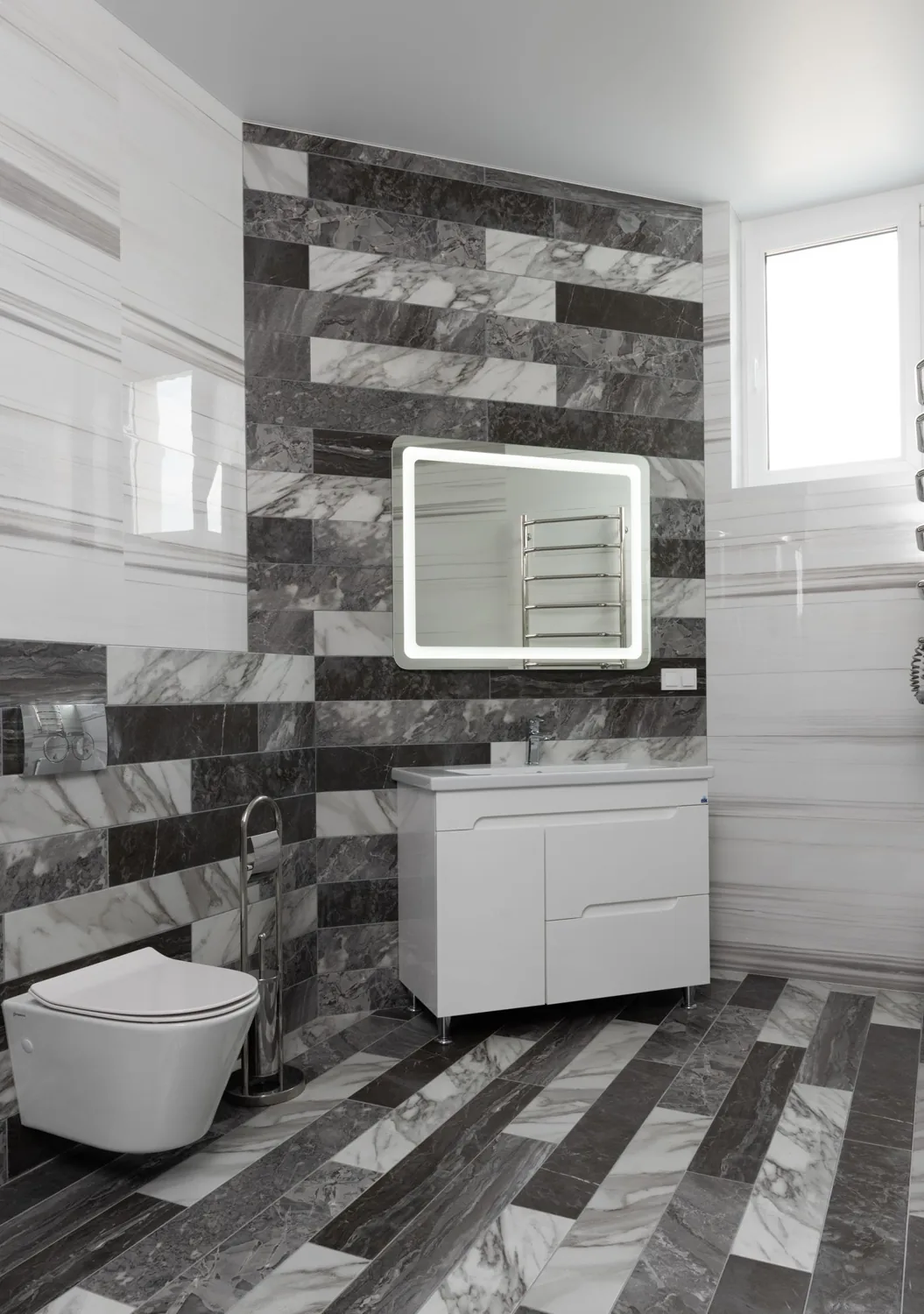 Kamar mandi berdesain lurus dengan ubin lantai gelap