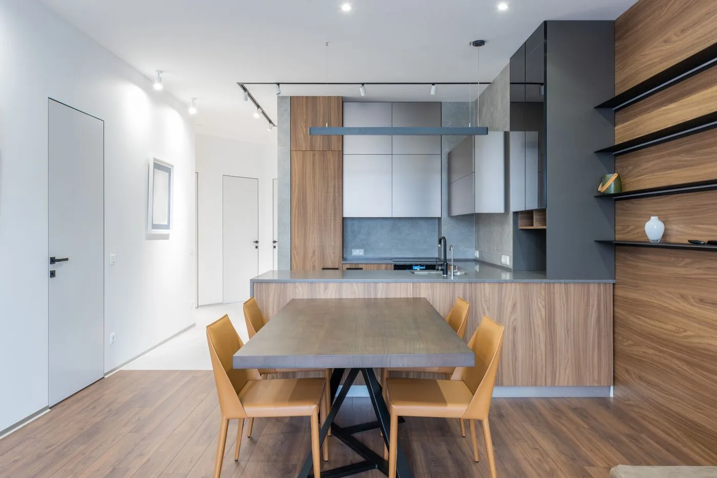 Perencanaan dapur modern dengan area makan dan bak cuci