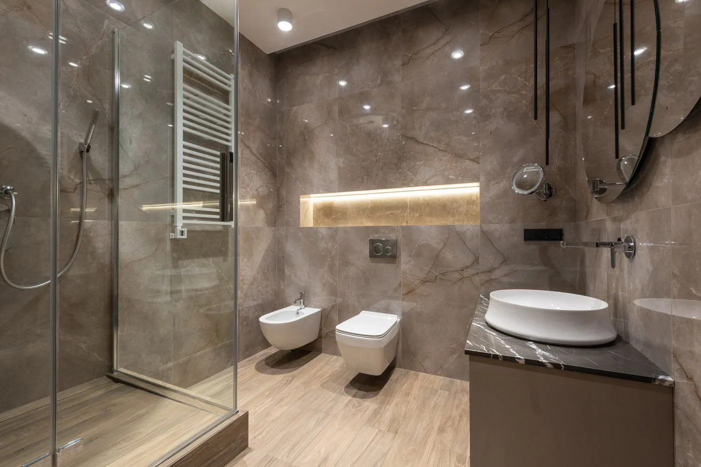 Kamar mandi pancuran modern dengan nis dinding berlampu