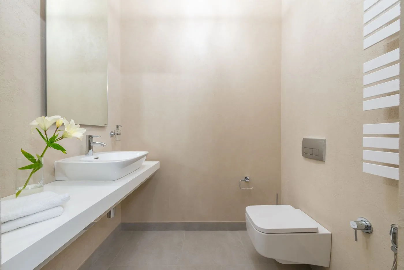 Wandhängendes WC und schwebender Waschtisch