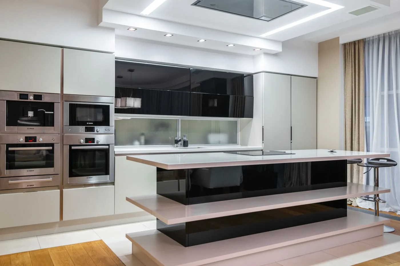 Dapur luas dengan area cuci berdesain lurus