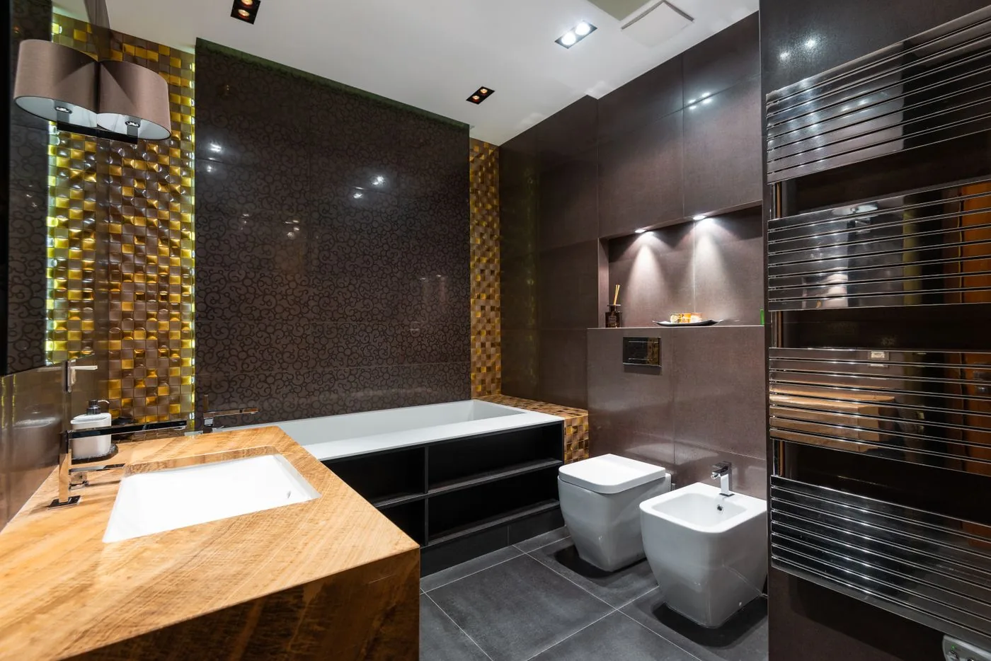 Desain kamar mandi bergaris lurus dengan warna gelap dan hangat