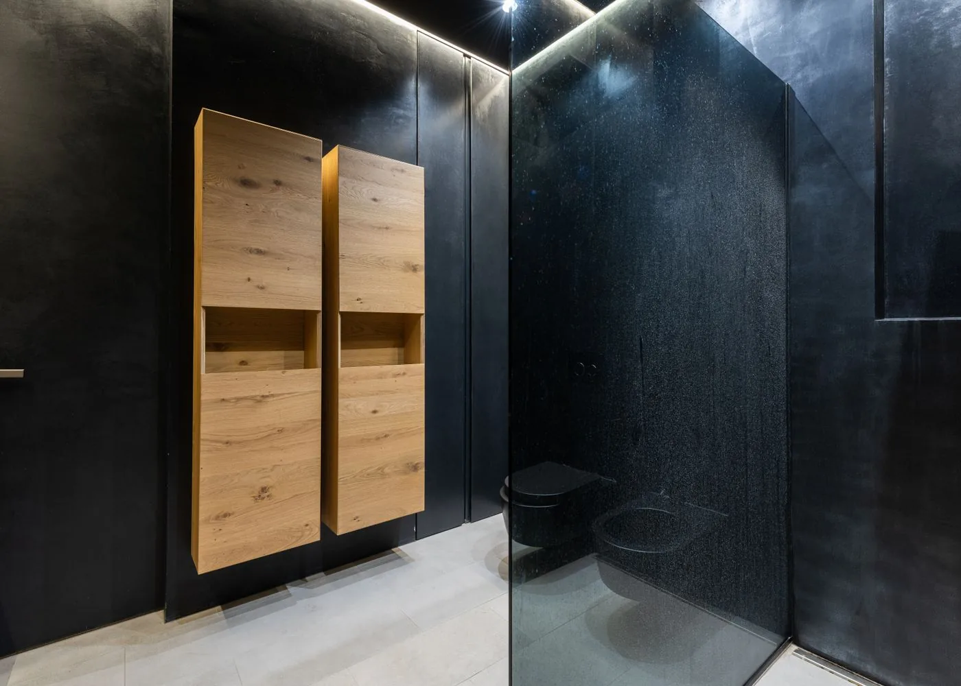 Kamar mandi pancuran gelap dengan pencahayaan tidak langsung