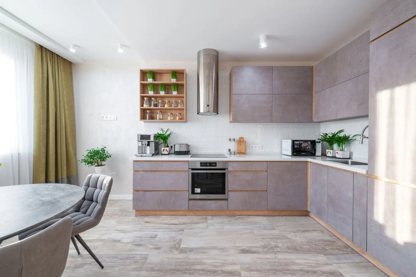 Ruang dapur terang dengan area cuci sederhana