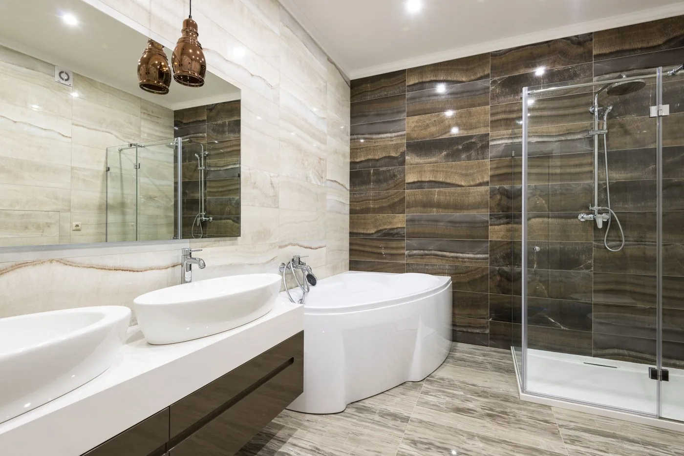 Area wastafel ganda dengan bak mandi dan pancuran terpisah