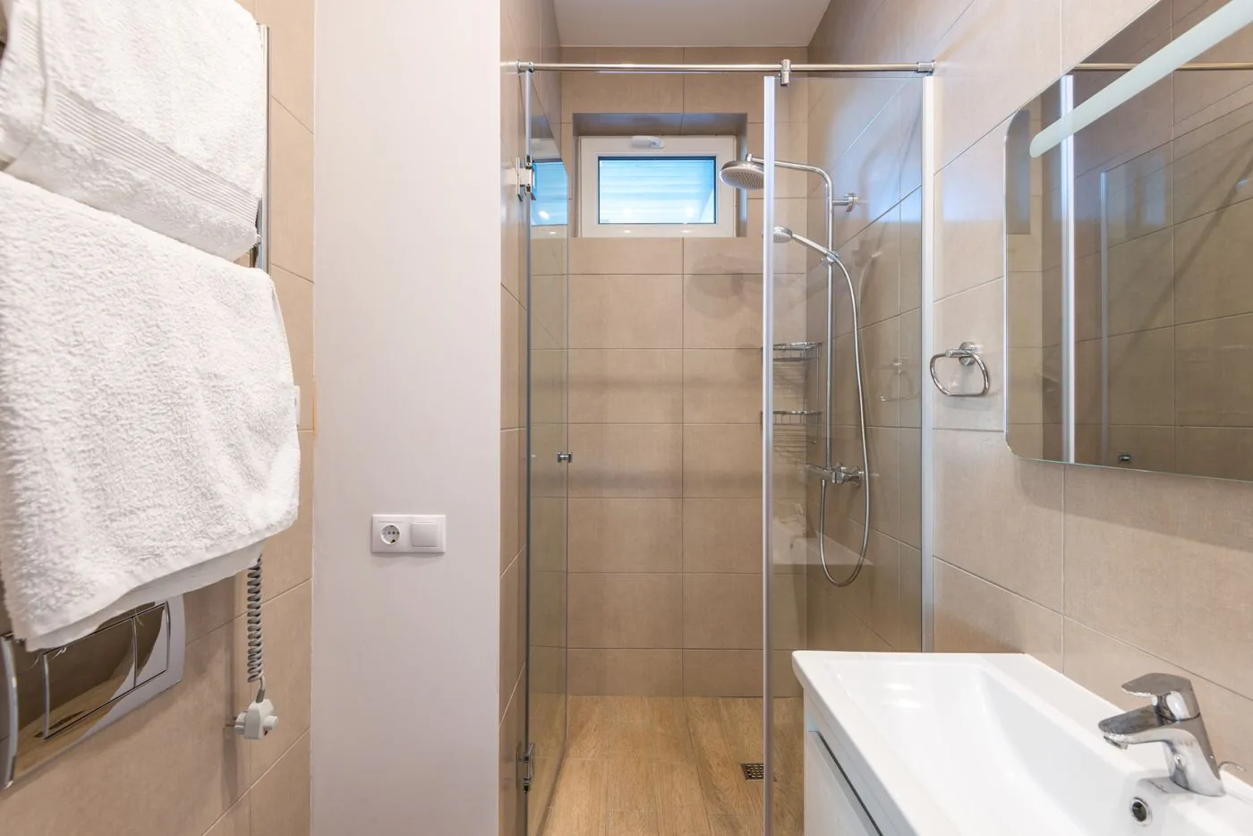 Kompakte Dusche mit heller Verglasung