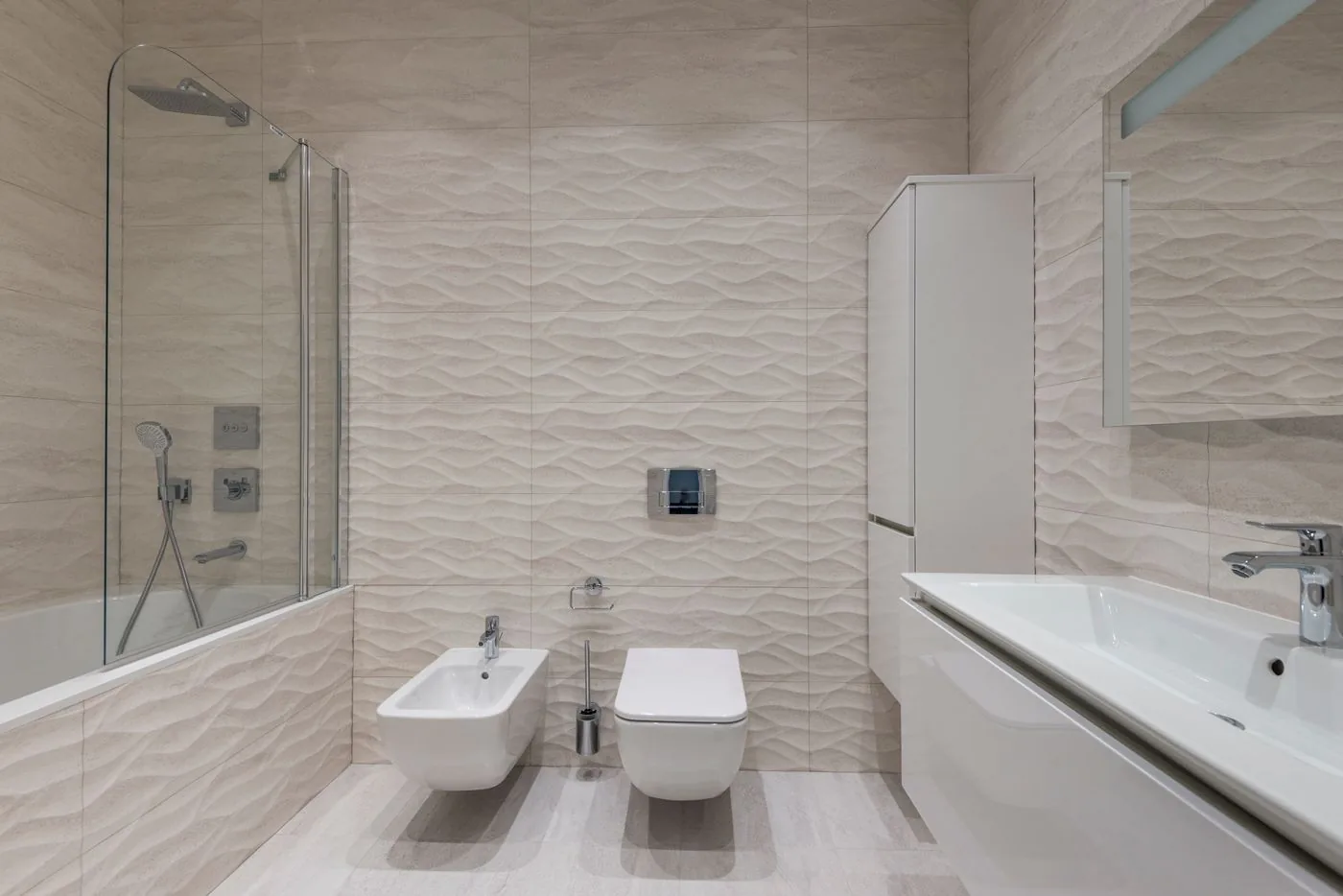 Kamar mandi berdesain lurus dengan perlengkapan sanitasi putih