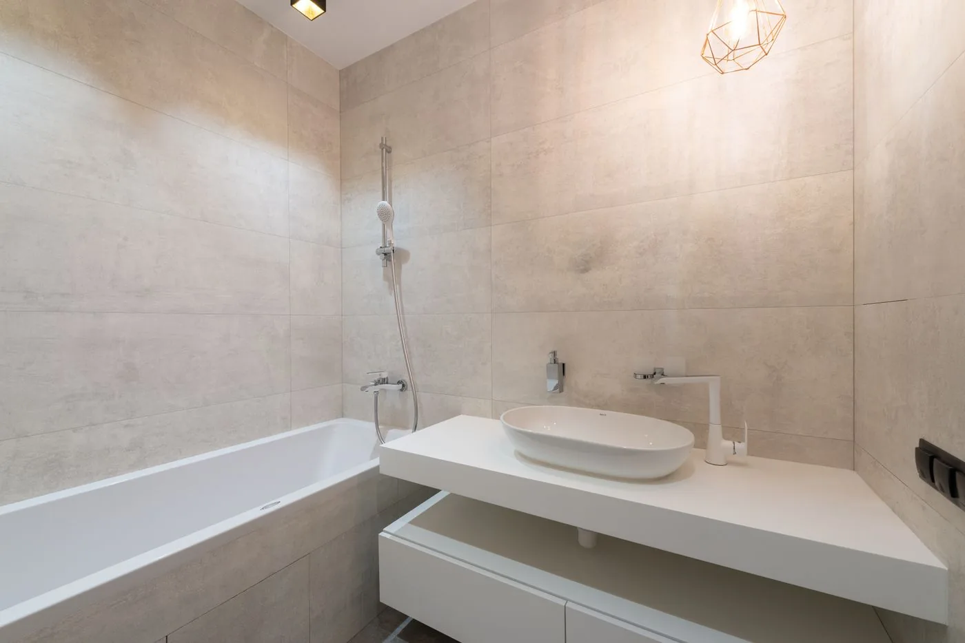 Badewanne und Aufsatzwaschbecken in hellen Farben