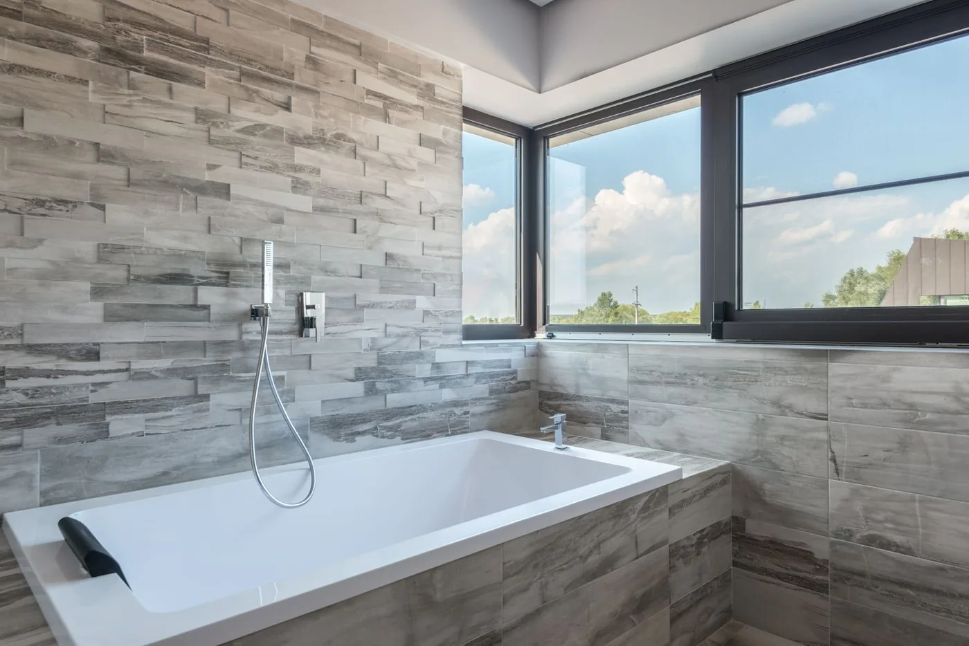 Badewanne unter einem breiten Fenster