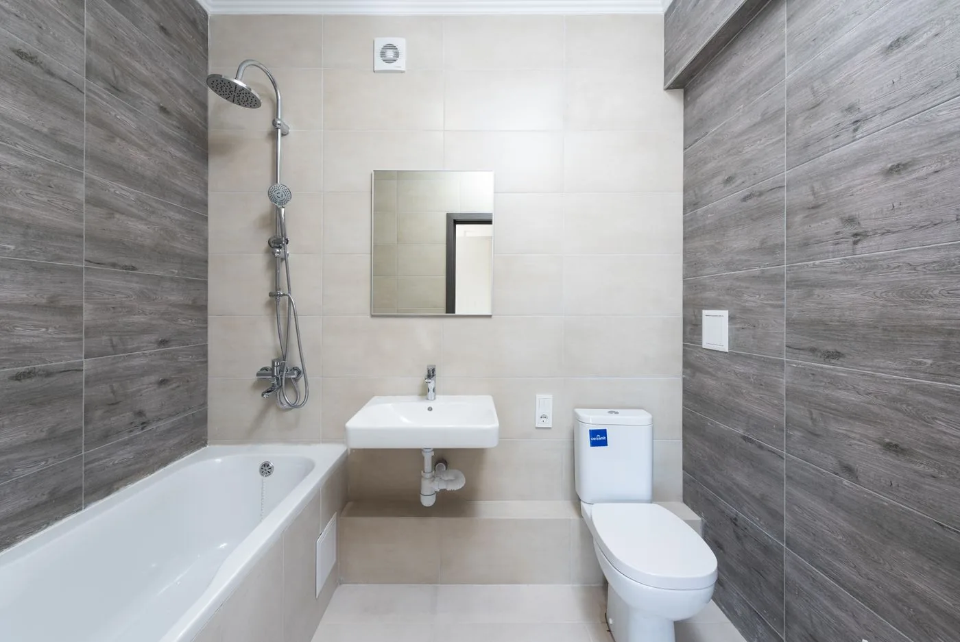 Helles Badezimmer mit Wandwaschtisch und Wanne