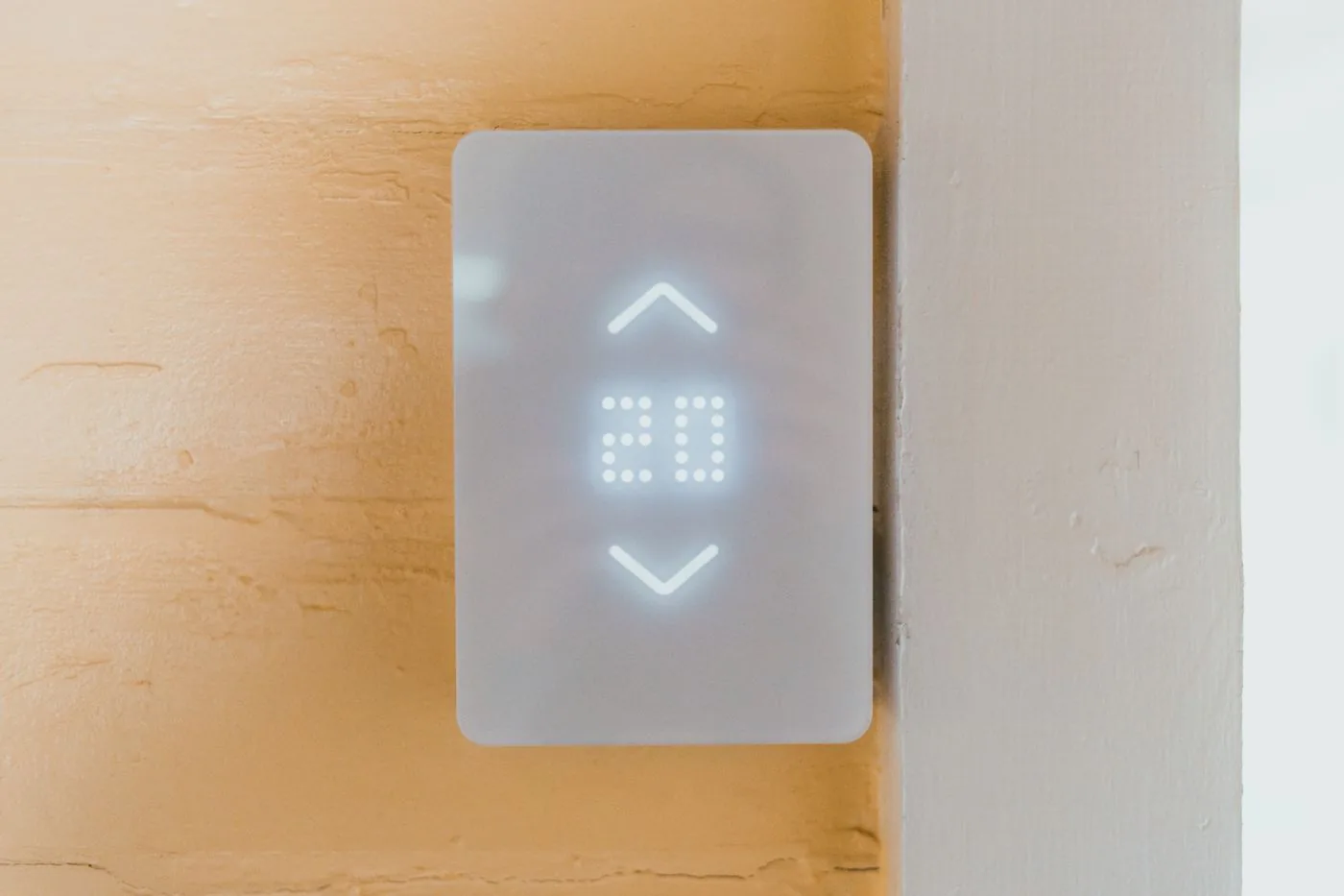 Minimalistisches beleuchtetes Bedienelement für die Haustechnik