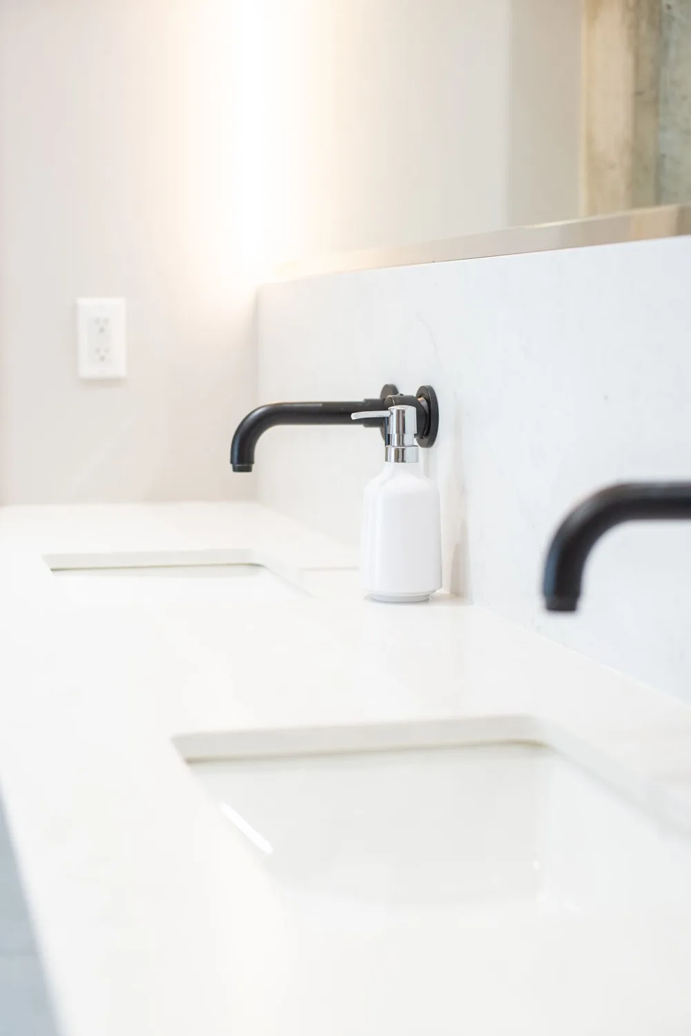 Zwei Waschbecken mit wandmontierten Armaturen
