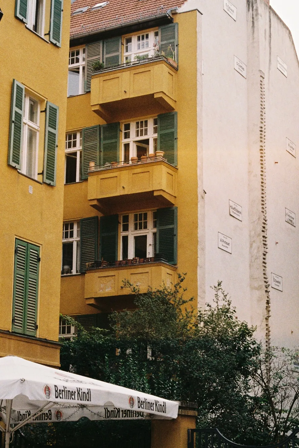 Fassade mit Balkonen in einem Berliner Wohnquartier