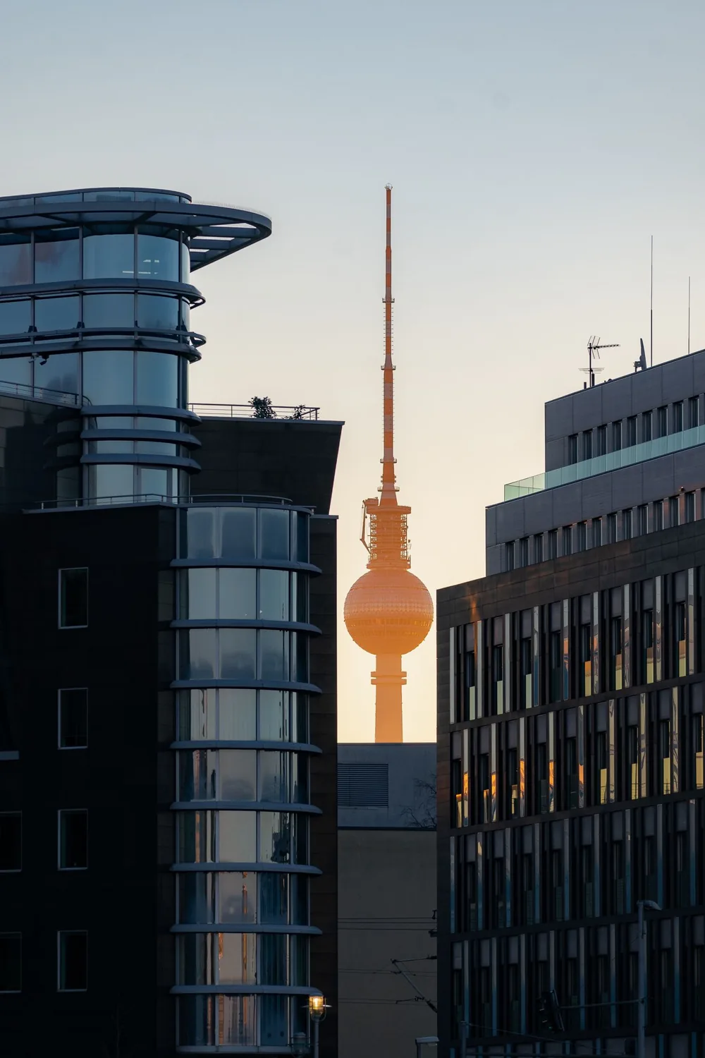 Berliner Fernsehturm zwischen städtischen Gebäuden