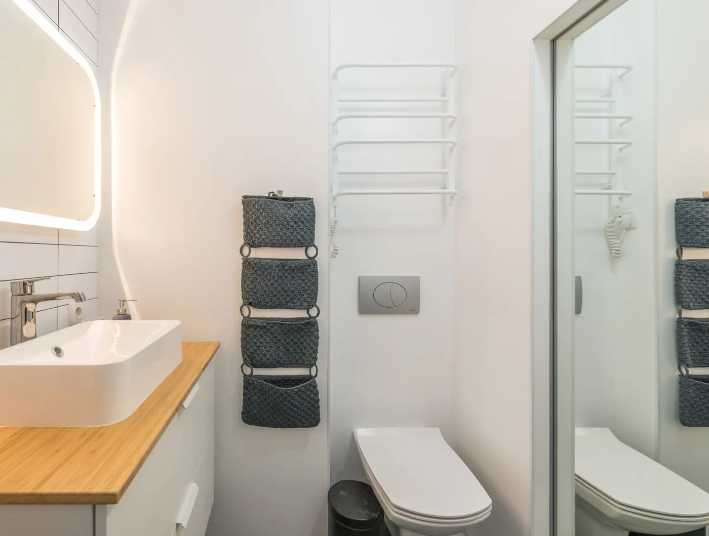 Helles Badezimmer mit Waschplatz und Handtuchheizkörper