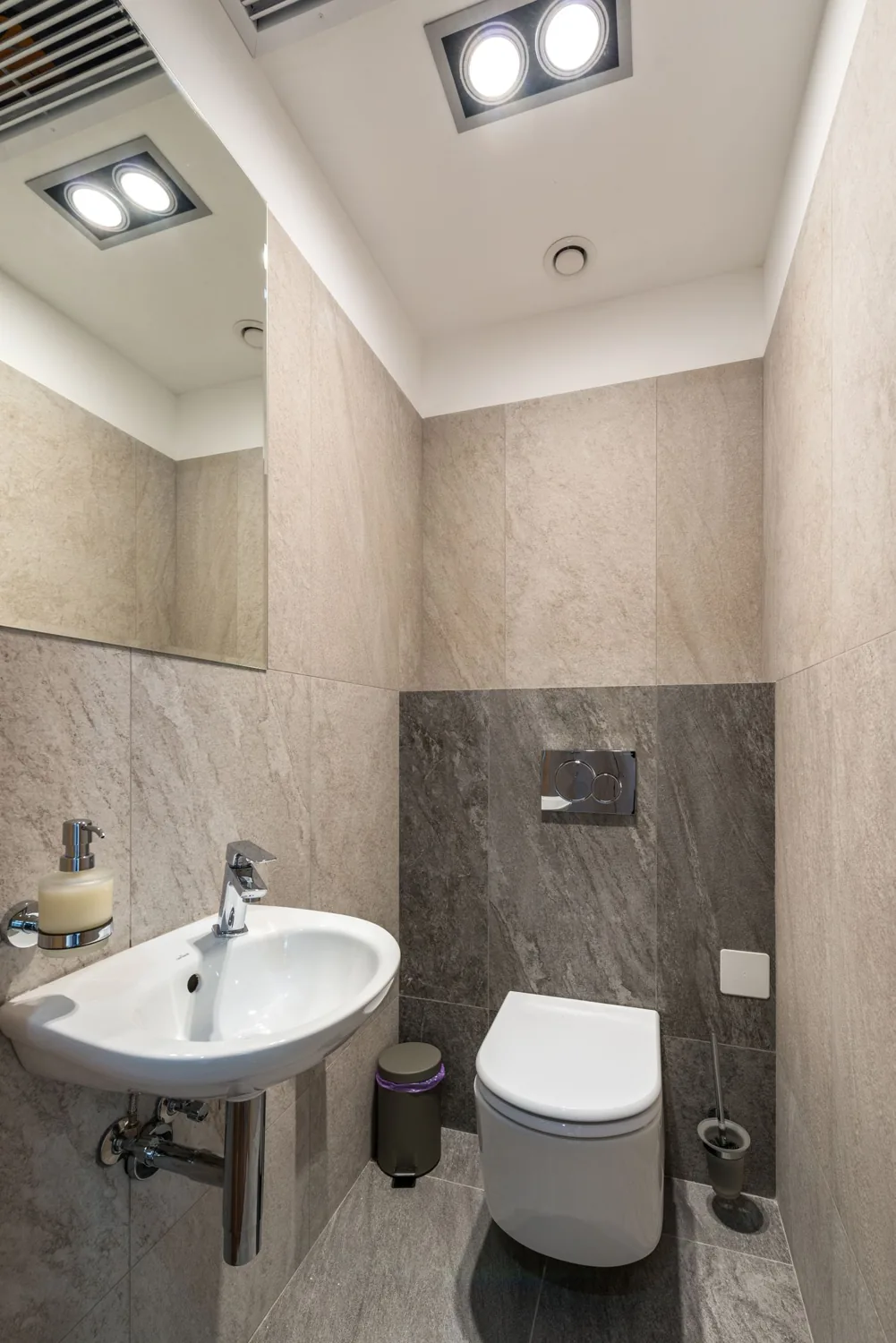 Kompaktes Badezimmer mit Waschtisch und WC