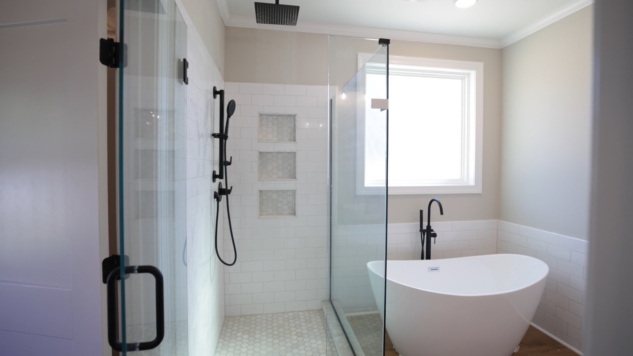Bad-Suite mit Walk-in-Dusche