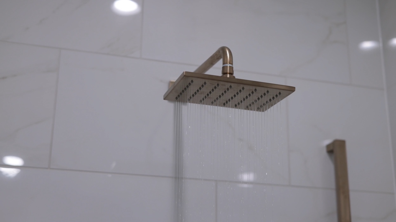Regendusche in Messingoptik